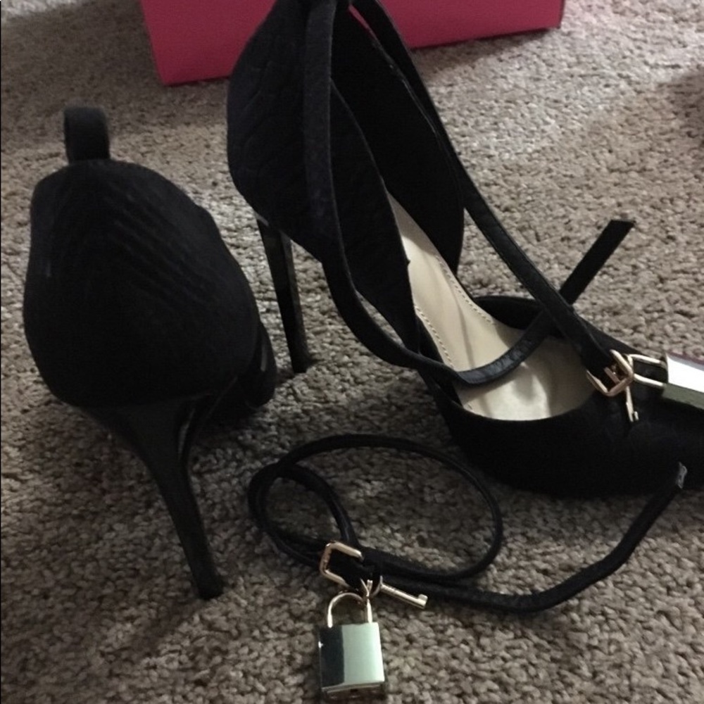 Shoes/Heels - Picture 3 of 3